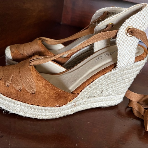 High-heel closed-toe dark brown suede lace-up espadrilles from Spain. - Picture 3 of 3